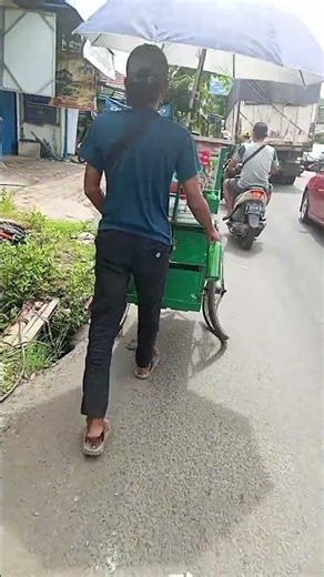 Vendor's Cart has Wildly Warped Wheel || ViralHog