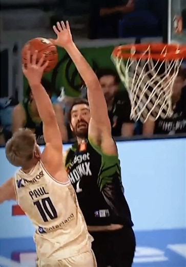 JORDI HUNTER TURNS THE TABLES 😤 Watch South East Melbourne live on ESPN and the 9 Network from 7:30pm AEDT 📺 #nbl #dunk #hoops #nba #block