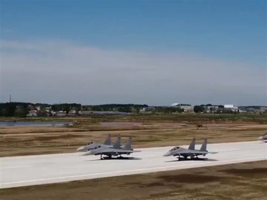 Footage from exercises of the PLA Northern Theater Air Force: J-16 fighter jets strike ground targets.