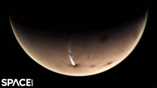 Odd elongated Martian cloud spied by orbiter