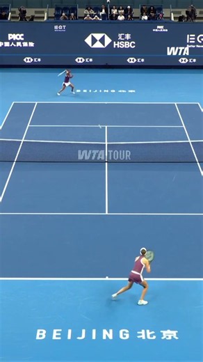 It’s all up for grabs 🔥Elise Mertens fighting hard against Swiatek in Beijing!#ChinaOpen