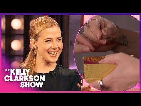 Taylor Dearden Surprises Kelly Clarkson With Hand-Carved Wooden Spoon!