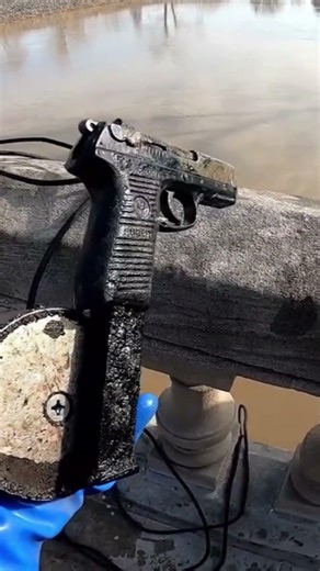 Crazy Gun Found Magnet Fishing #crime #magnetfishing #police #treasure #treasurehunting #outdoors