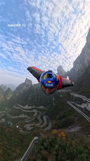 The wind speed is just right, perfect for taking a nap. #wing #travel #mountains