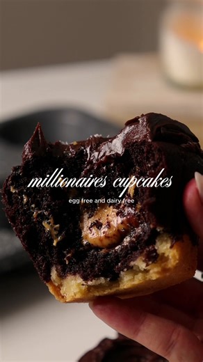 Millionaires cupcakes ✨🧸🤎 egg free and dairy free recipe They’ve got a buttery melt in the mouth shortbread base topped with a fudgey chocolate sponge. In the centre you get the gooey, sticky caramel before being topped with a thick chocolate ganache frosting. They truely have everything you know and love about the classic. This recipe is part of my exclusive subscription content and can be accessed with a subscription on Instagram or my website. Please see the link in my bio 🫶🏼 #egglessbaki