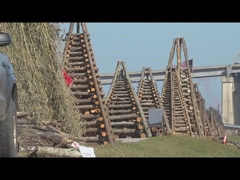 Levee bonfires ready for Papa Noël