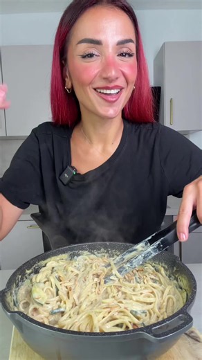 Cremige Pasta mit hausgemachtem Zucchini-Pesto ❤️ Zutaten für das Pesto: 2 Zucchini, 4 Knoblauchzehen, ca. 40–50 g Mandelstifte, ca. 50 g Parmesan, 6–7 EL Olivenöl, etwas Zitronensaft, Salz, Pfeffer, optional Chili. Zutaten für die Pasta: 250 g Pasta eurer Wahl, 1 Zucchini, 200 ml Sahne, 3 EL Zucchini-Pesto, Salz, Pfeffer, Chili und Zitronensaft. Ich hab es mir hier sehr einfach gemacht. Ihr könnt dazu auch noch eine Zwiebel und etwas Knoblauch mit in die Sauce geben – einfach in der letzten Run
