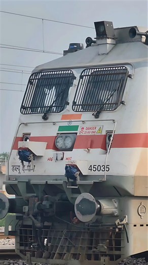 WAP-7 | The Pride Of Indian Passenger Railways Captured In A Stunning Trackside Pass