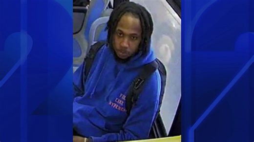 Man snatches $2K camera in Green Acres Mall robbery