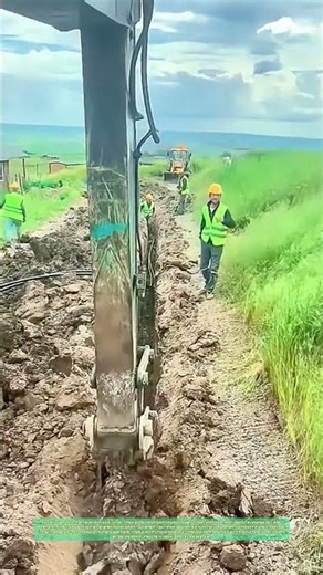 Un bras mécanique à l’œuvre : Comment creuser un fossé précis pour les câbles électriques