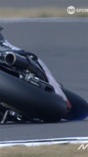 Not a crash you often see 👀 Aron Canet loses the rear, saves it, then it pushes the front away, causing a crash 🤯 #MotoGP | TNT Sports Bikes