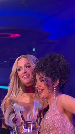 Paris Hilton y Dayane Chrissel juntas en Los tiktok awards Us @ParisHilton #tiktokawrdsus #tiktok @tiktok creators
