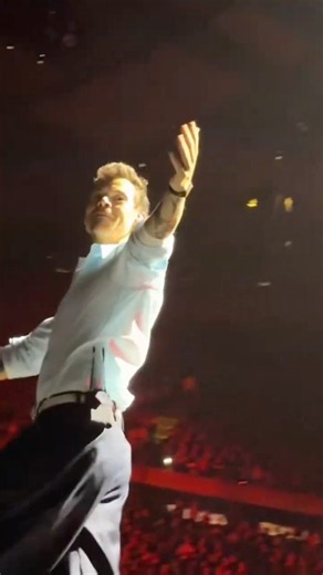 Harry Styles BLOWING KISSES to Lewis Capaldi on stage at MSG Night 14