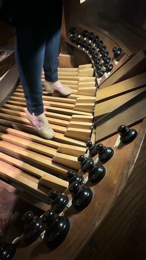 Thunderstruck on pipe organ pedals