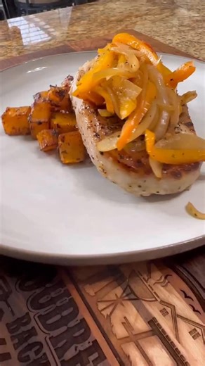 🥩🌶️ Pork Chops with Sweet & Hot Peppers Chili-Roasted Butternut Squash — clean eating that still brings the flavor. These juicy pork chops are seared hard, then finished with tender sweet and hot peppers, served alongside roasted butternut squash tossed in ancho chili for just the right kick. Balanced, satisfying, and perfect for healthy dinners or meal prep as you keep things on track without feeling restricted 🔥✨ ⸻ 🧾 Pork Chops with Peppers & Chili-Roasted Butternut Squash Ingredients 🛒 •