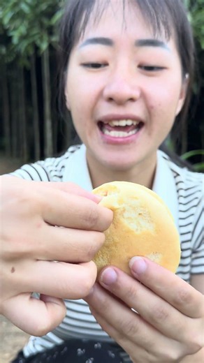 What would you do if a grasshopper ate your cake #bushcraft #survival #shorts