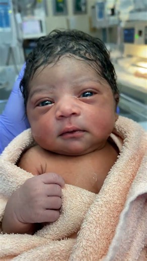 Newborn's First Eye Opening & First Cry 🥹