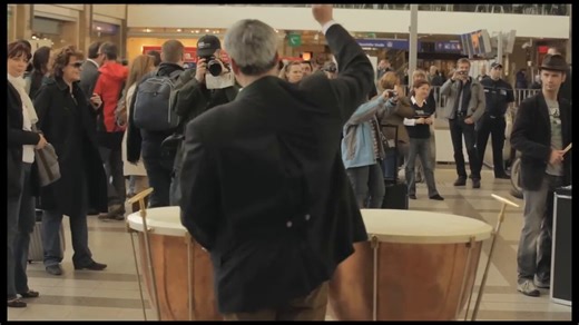 💥Flashmob Carmina Burana 🎶 An electrifying flashmob that builds from a spark into a full-blown spectacle—musicians, choir, dancers, acrobats, all exploding into one unforgettable moment… and yes, even confetti raining down! ✨