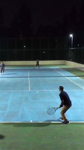 Backhand Winner Right Through the Middle 🎯🎾 #TennisShorts #BackhandWinner #ShotPlacement