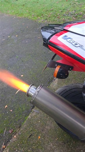 Hitting the Rev Limiter on a Vintage Aprilia RSV 1000 R! 🔥