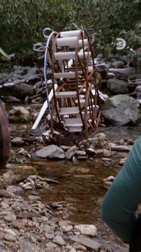 They're bringing the heat with this water wheel 🔥 #Moonshiners premieres tonight at 8P on Discovery.