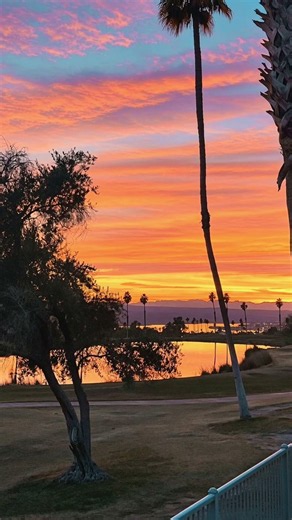 🌅 **Chase Sunsets, Discover Lake Havasu!** 🌴🚤