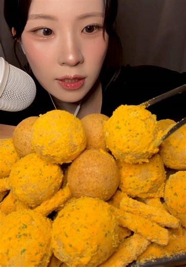 돌아온 치쌓먹😶‍🌫️ #치즈볼 #먹방asmr #뿌링클 #eatingsounds #eatingsounds | mukbang