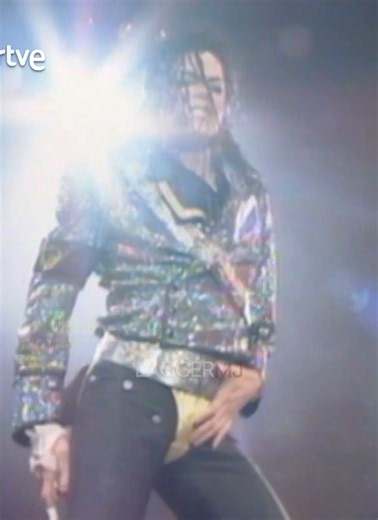 September 23 - Michael Jackson in Madrid, Spain • On September 23rd, 1992, Michael Jackson performed Jam on the Dangerous World Tour live in the Vicente Calderón Stadium in Madrid, España. • The available footage of this concert runs for about 2 hours. Most of the footage consists of amateur recordings, in addition to 8 minutes of professional footage. #michaeljackson #jam #dangeroustour #spain #mjlive