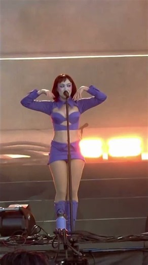 Chappell Roan “ Hot To Go “ dance Live at Olivia Rodrigo Daisy Chain Fields 💖 part 2
