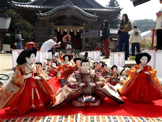 ［福岡県］【動画】眠っていたひな人形に光　糸島市・白山神社で600体展示