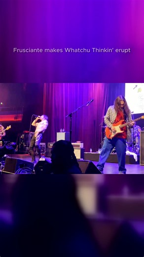 JOHN FRUSCIANTE MAKES WHATCHU THINKIN’ ERUPT This is Red Hot Chili Peppers delivering “Whatchu Thinkin’” live at the Hollywood Palladium in Los Angeles in 2026. The band were playing a benefit for the Silverlake Conservatory of Music’s 25th anniversary, and this minute catches their modern lineup at its most instinctive. Anthony Kiedis drives the final refrain, then leaves the center open for John Frusciante to stretch the song into a raw, searching guitar passage. His red Strat moves from clipp