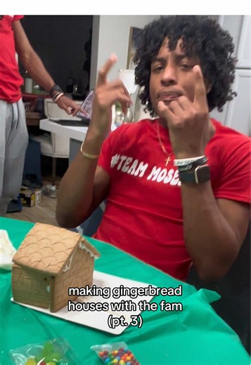 Making Gingerbread Houses: Family Fun for Christmas