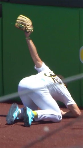 Colby Thomas reaches WAY up to grab this one! 👀