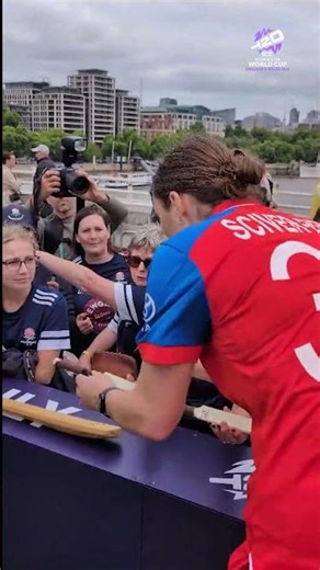 Home captain Nat Sciver-Brunt is a fan favourite at the Women’s #T20WorldCup Captains’ Carnival 😍