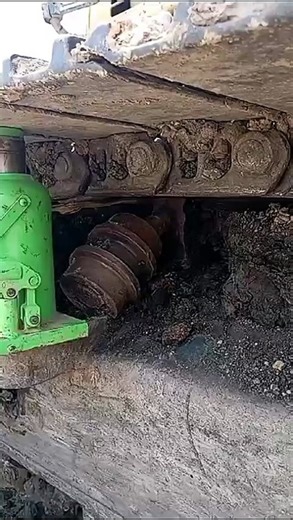 Heavy Equipment Breakdown: Replacing a Broken Track Roller in a Kalimantan Mine
