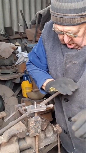 Cutting Clean Threads by Hand | Metalworking with a Threading Die #diy #grandfather #metalworking