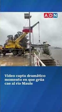 Video capta dramático momento en que grúa cae al río Maule