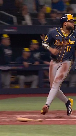 Brice Turang gives the Brewers a 4-0 lead in the 5th!