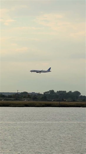 JetBlue Airways Airbus A220 - 8K