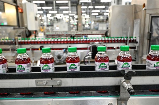 Des bouteilles à 100 % en PET recyclé sortent des lignes de l'usine de Volvic
