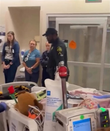 Hundreds of high school students filled the hallways of an Alabama hospital to say goodbye to their classmate Kimber Mills as she was taken into surgery to become an organ donor ❤️