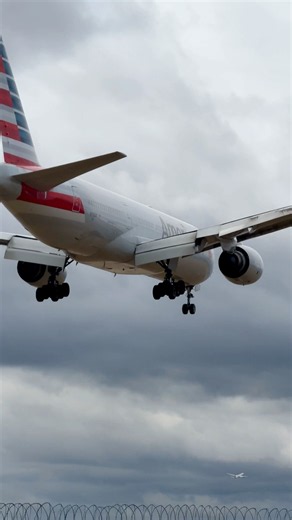 American Boeing B777-200 landing at London Heathrow #b777 #americanairlines #landing #heathrow
