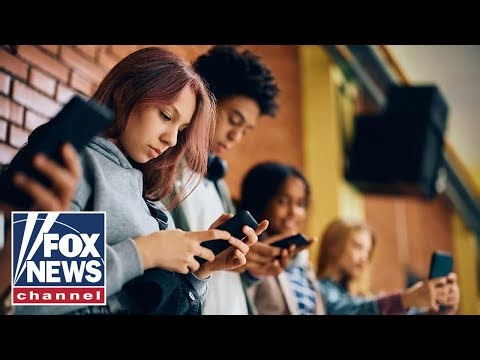 'DIGITAL DETOX': Why young Americans are ditching smartphones