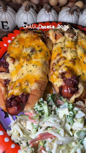 Homemade Hotdog Chili & Slaw: A Quick & Easy Dinner Idea 🌭