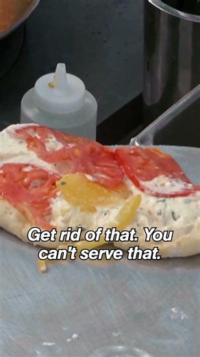 "hey, hey, hey! who's cooking this?!” 🍕🤨 #hellskitchen