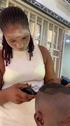 Professional female barber 💈 in Africa