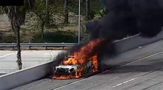 It’s a car fire here in Costa Mesa on the SB 55 at the 405. Expect RT lanes to be blocked once the fire department shows up. Already delays back to Dyer. @knxnews