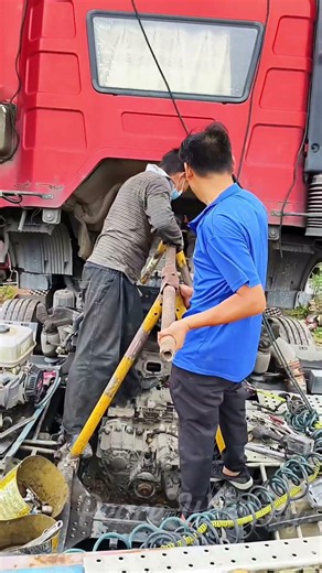 The Insane Way Mechanics Align Bent Semi-Truck Chassis 🚚