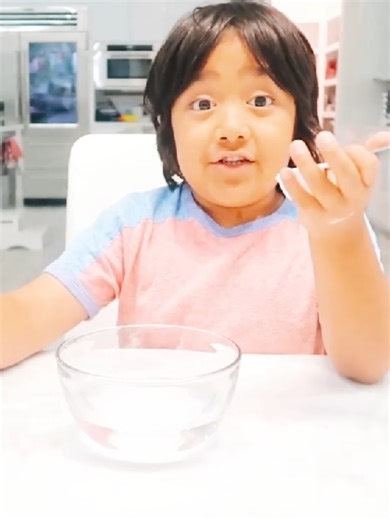 Science fun = GIANT bubble! 🧪🫧 Ryan’s World #foryoupage #rayansworld #charismiss #viral