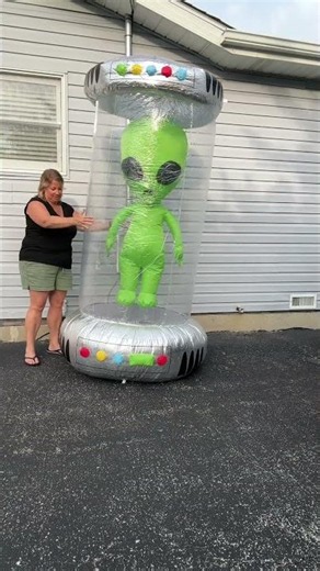 7ft Alien Inflatable: HUGE Outdoor Halloween Decor